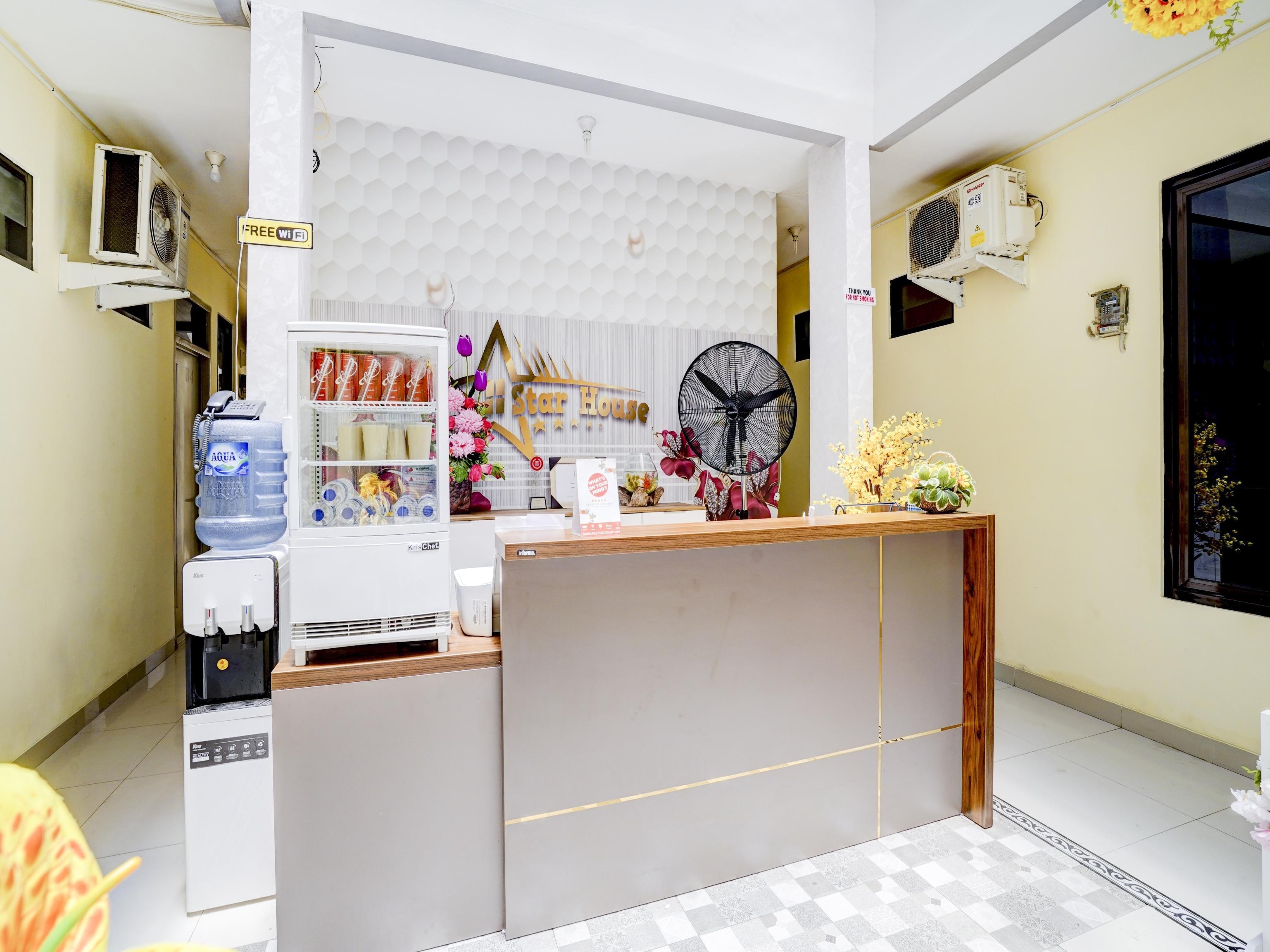Oyo 90052 Star House 호텔 치레본 외부 사진